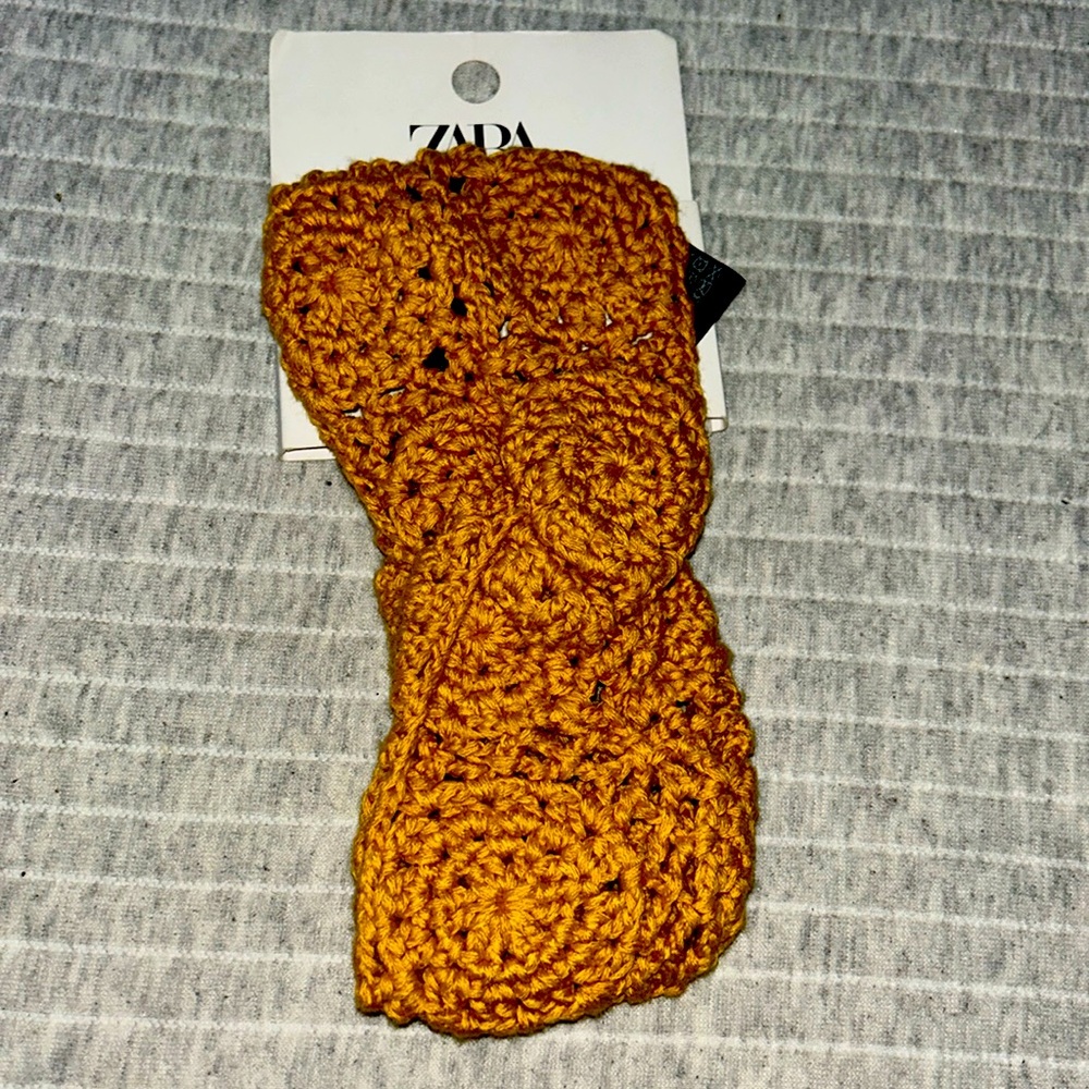 Crochet (NWT) Headband - Sz M

Gold color